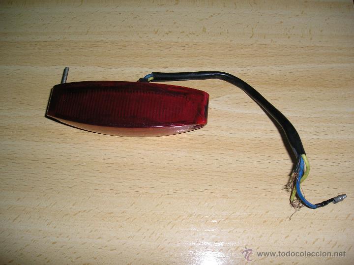 Autos und Motorr&auml;der: **ANTIGUO PILOTO TRASERO DE MOTOCICLETA CON CABLES (11 x 3 x 3 cm)**