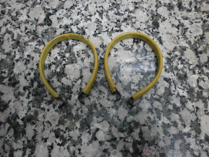 Coches y Motocicletas: ANTIGUAS PINZAS METALICAS PARA SUJETAR LOS PATALONES CON FUNDA DE PLASTICO PARA LA BICICLETA