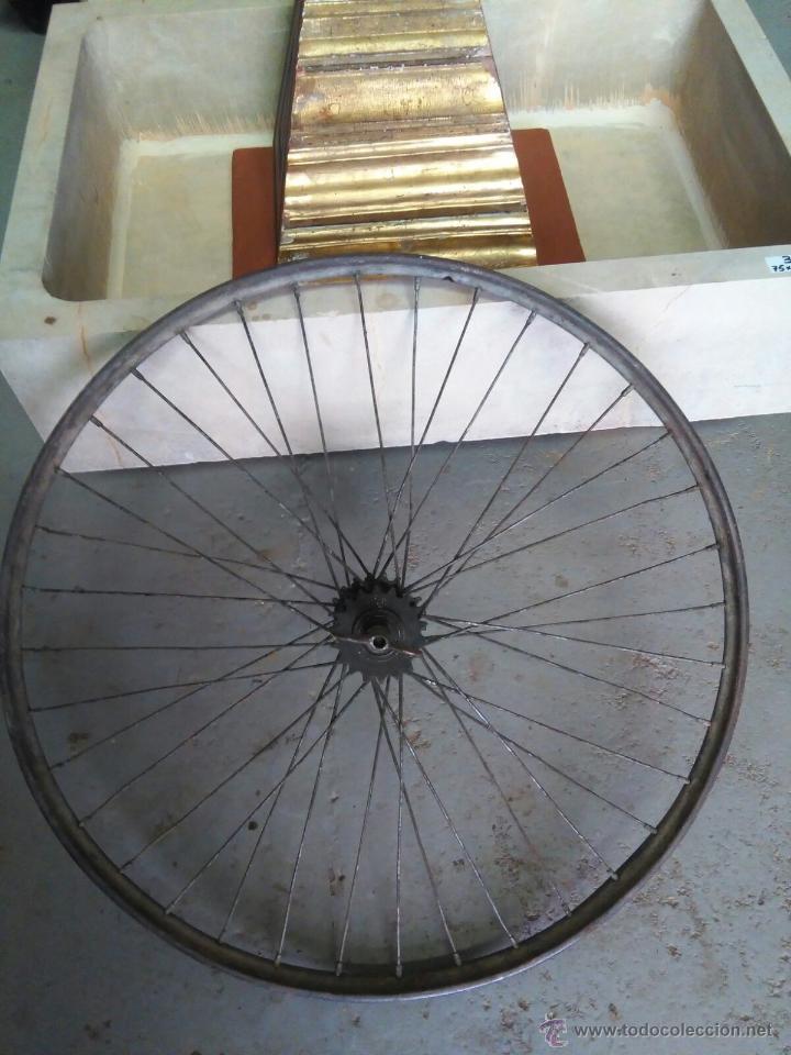 Coches y Motocicletas: Rueda / llanta antigua clasica, de bicicleta .60 cm diametro.