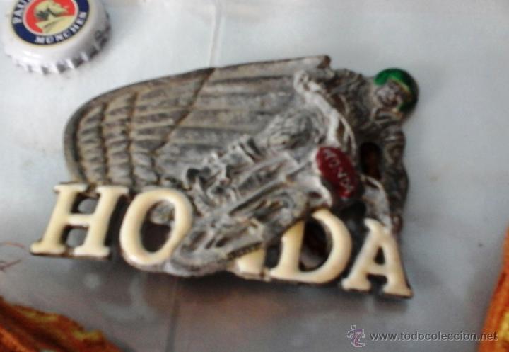 Autos und Motorr&auml;der: HEBILLA MET&Aacute;LICA VIEJA. MOTOS HONDA