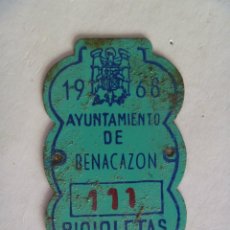 Coches y Motocicletas: PLACA DE BICICLETA DE 1968 . BENACAZON ( SEVILLA ) . CON AGUILA DE FRANCO. Lote 52862551