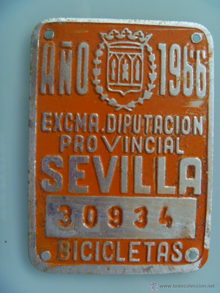 Coches y motocicletas: PLACA DE BICICLETA DE 1966 . DIPUTACION DE SEVILLA . CON ESCUDO DE LA DIPUTACION