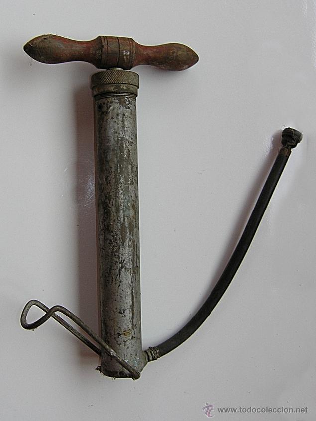 Autos und Motorr&auml;der: Bomb&iacute;n antiguo de lat&oacute;n para motocicleta