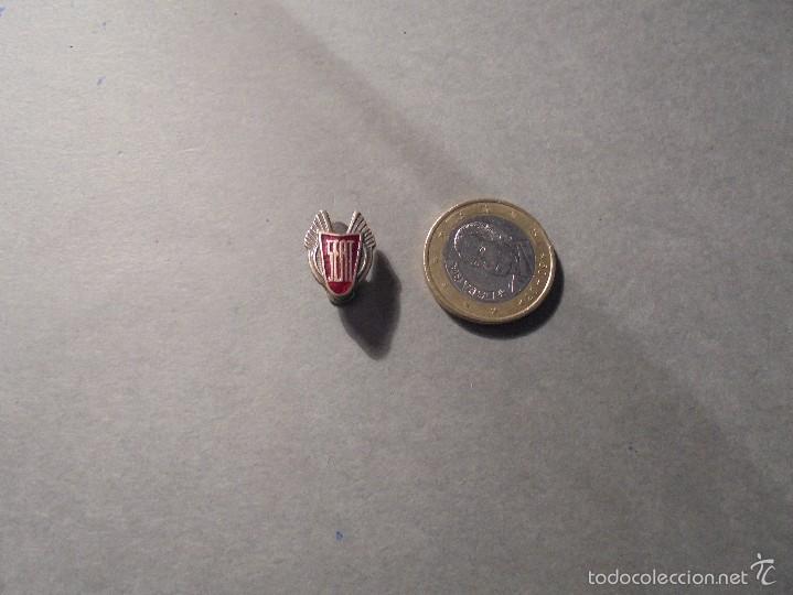 Autos und Motorr&auml;der: SEAT - ANTIGUA INSIGNIA SOLAPERA  - 2X1,5 CM. ORIGINAL DE LA EPOCA NO REPRODUCCION