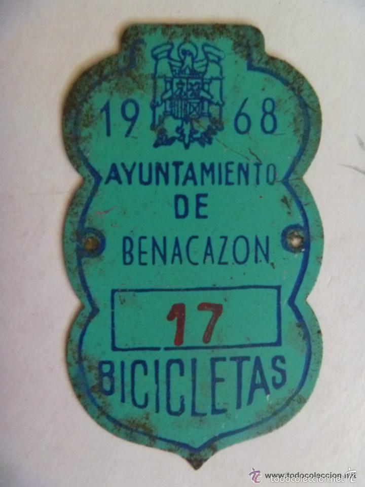 Autos und Motorr&auml;der: PLACA DE BICICLETA DE 1968 . AYUNTAMIENTO DE BENACAZON ( SEVILLA ) , CON AGUILA SAN JUAN DE FRANCO