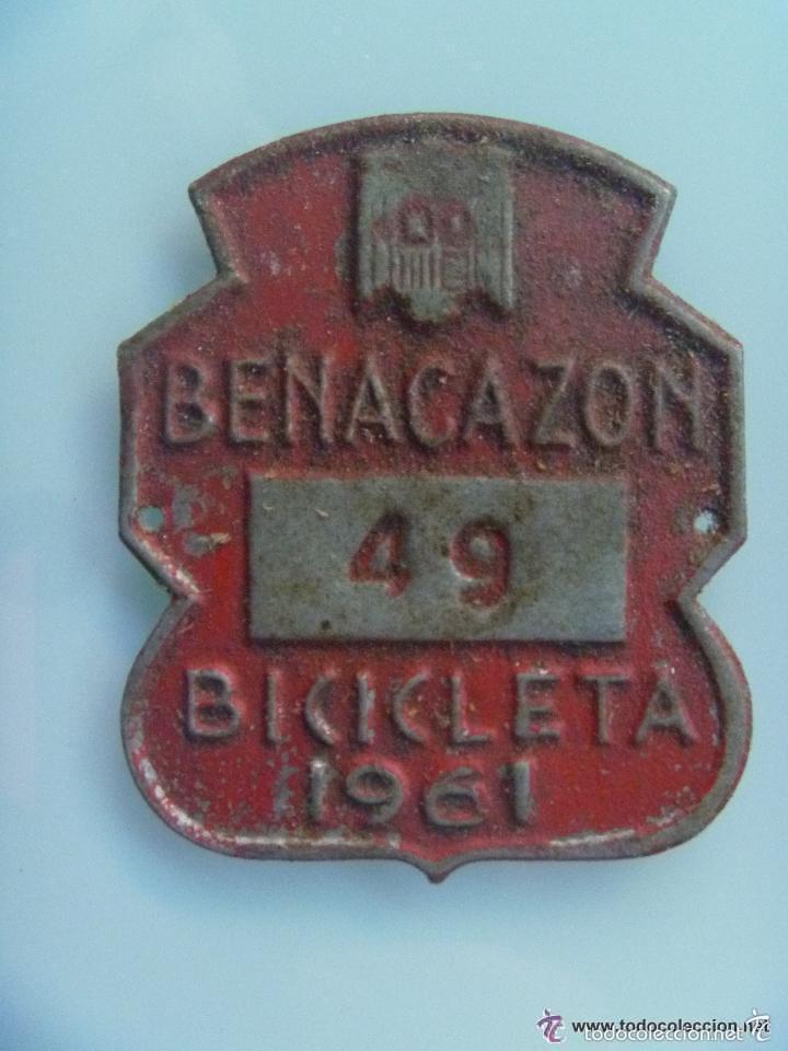 Automobili e Motociclette: PLACA DE BICICLETA DE 1961 . DE BENACAZON ( SEVILLA ) , CON AGUILA DE SAN JUAN, FRANCO