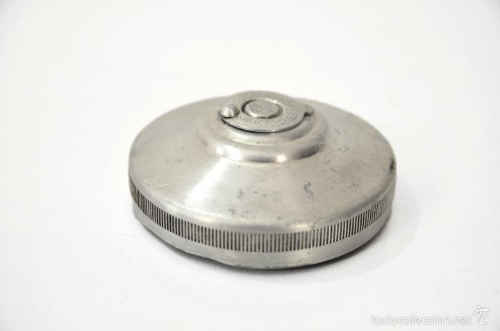 Automobili e Motociclette: CURIOSA TAPA DE DEPOSITO DE GASOLINA DE COCHE CLASICO FRANCES CON CERRADURA