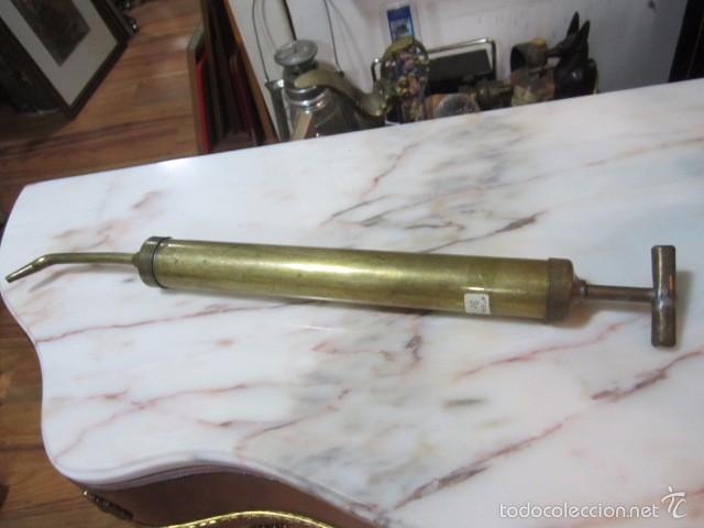 Automobili e Motociclette: Aceitera de bronce. 52 cms.