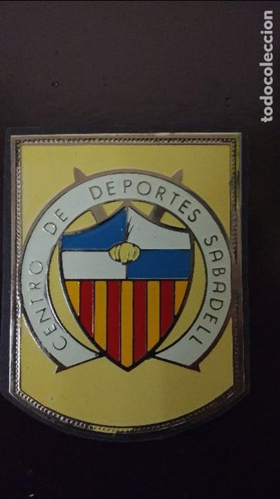 Autos und Motorr&auml;der: ANTIGUA PLACA METALICA ESMALTADA PARA COCHE . A&Ntilde;OS 60 APROX. CENTRO DEPORTES SABADELL. CATALU&Ntilde;A.