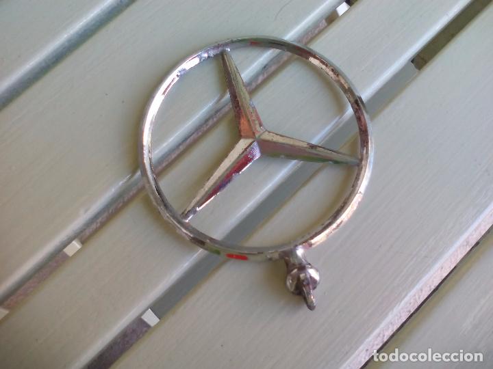 Autos und Motorr&auml;der: Emblema de metal plateado de coche o cami&oacute;n Mercedes Insignia logo Car Mascot. Anagrama.