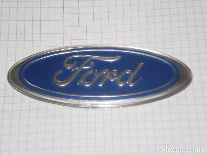 Autos und Motorr&auml;der: INSIGNIA EMBELLECEDOR ORIGINAL DE LA MARCA , FORD . PVC . 11,5 X 5 CMS .