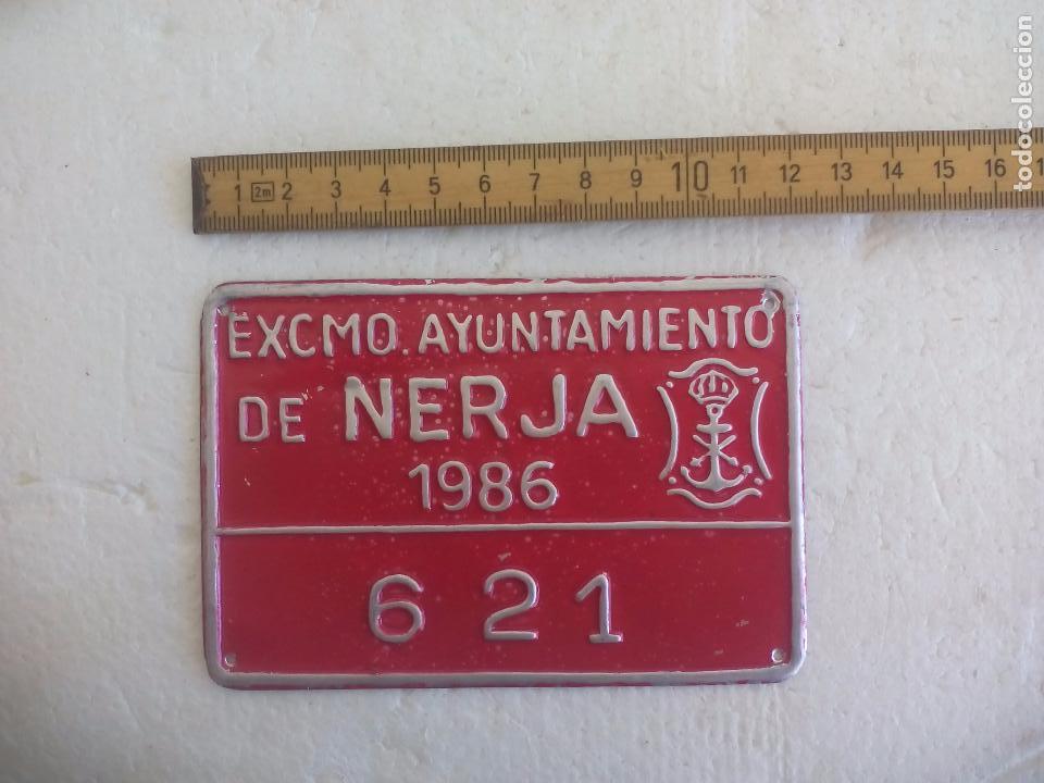 Automobili e Motociclette: Matricula o placa antigua de moto o motocicleta. Ayuntamiento de Nerja (M&aacute;laga) 1986. 621