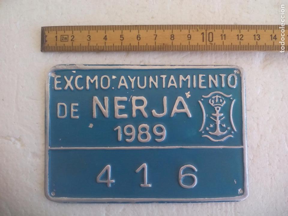Automobili e Motociclette: Matricula o placa antigua de moto o motocicleta. Ayuntamiento de Nerja (M&aacute;laga) 1989. 416