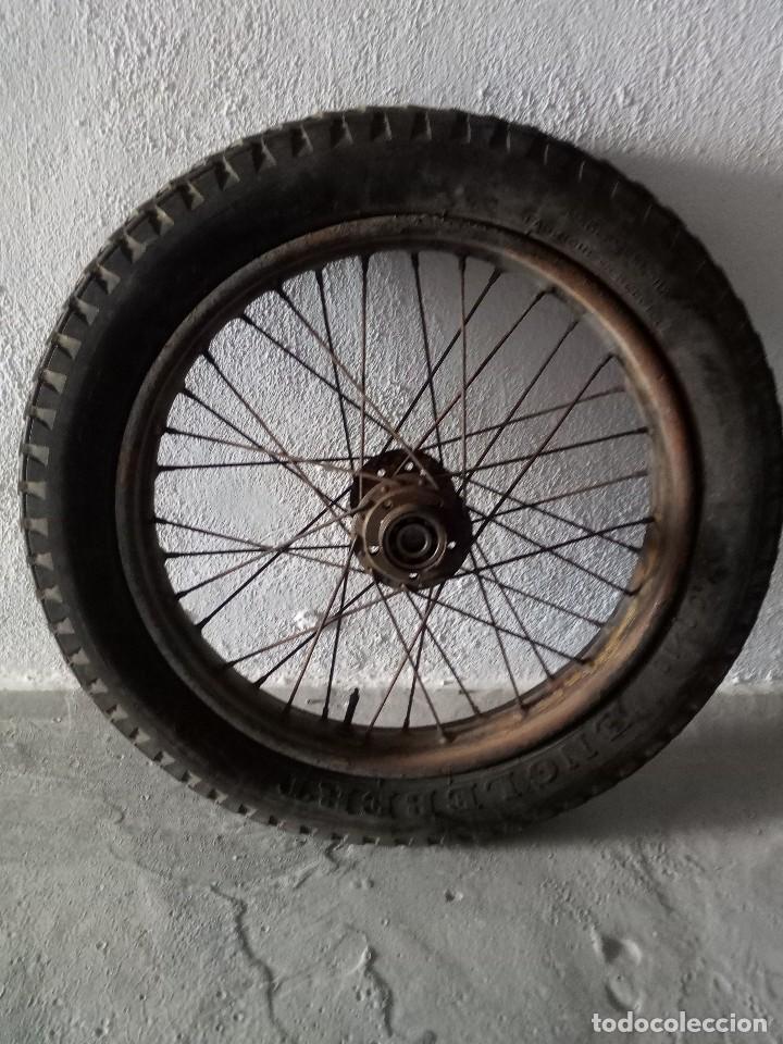 Autos und Motorr&auml;der: Rueda de sidecar.