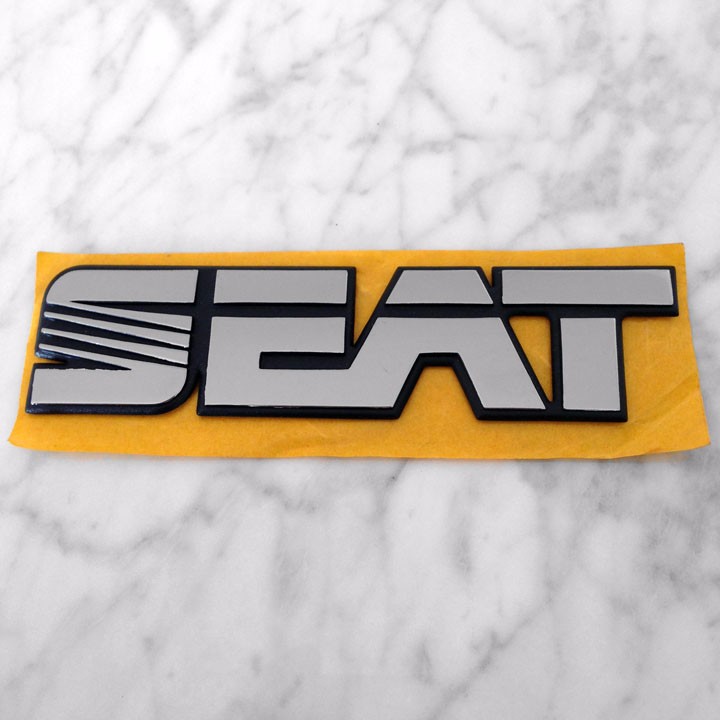 Autos und Motorr&auml;der: PLACA PLASTICO CROMADO BRILLANTE ANAGRAMA SEAT ADHESIVO