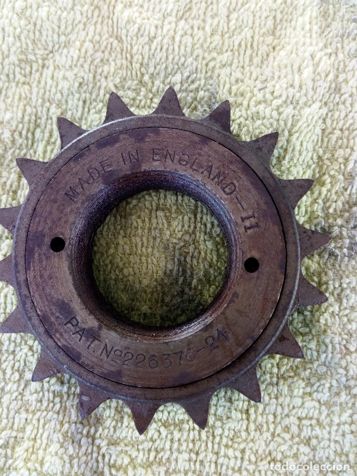 Autos und Motorr&auml;der: Pi&ntilde;on atras de ciclomoto