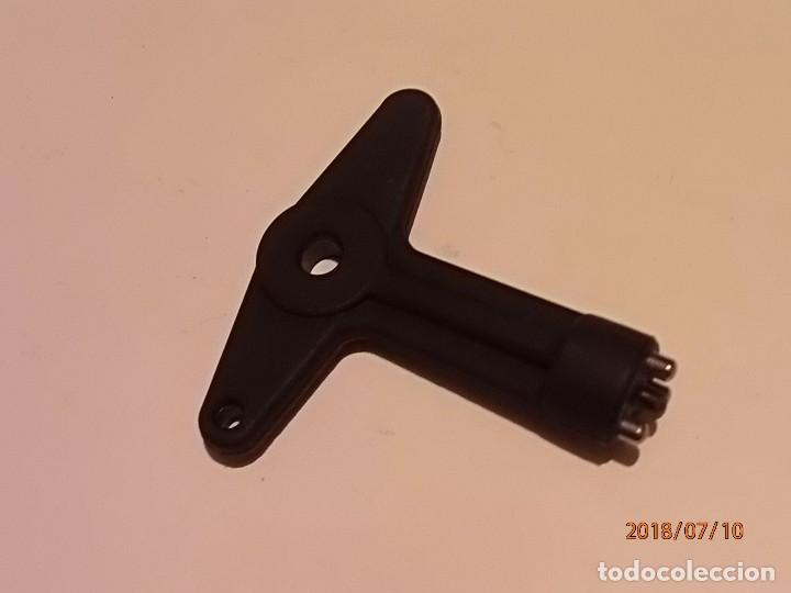 Autos und Motorr&auml;der: OPEL CORSA - A&Ntilde;OS 80 - LLAVE DE SEGURIDAD PARA LLANTAS (RUEDAS).