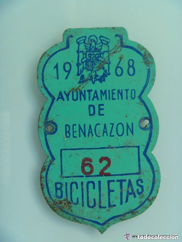 Autos und Motorr&auml;der: PLACA DE BICICLETA DE 1968. AYUNTAMIENTO DE BENACAZON ( SEVILLA ), AGUILA SAN JUAN DE FRANCO