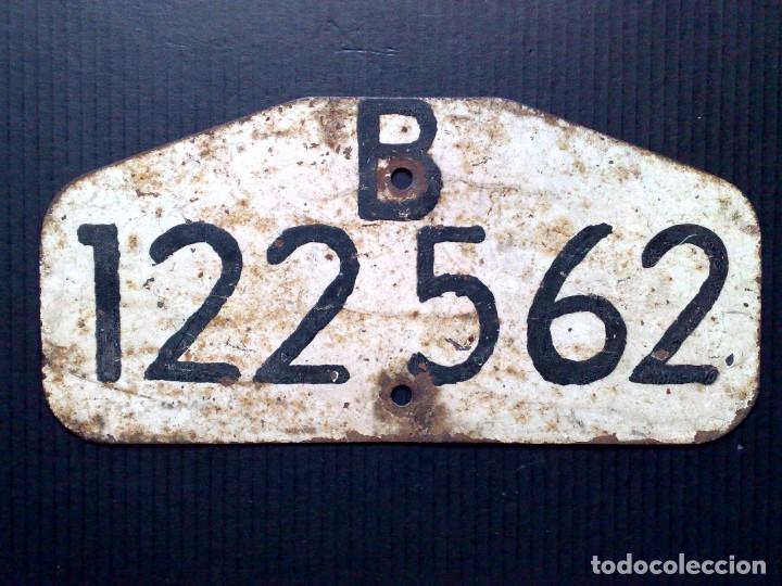 Autos und Motorr&auml;der: Antigua MATRICULA de MOTO de Barcelona (18cm. x 9cm.)