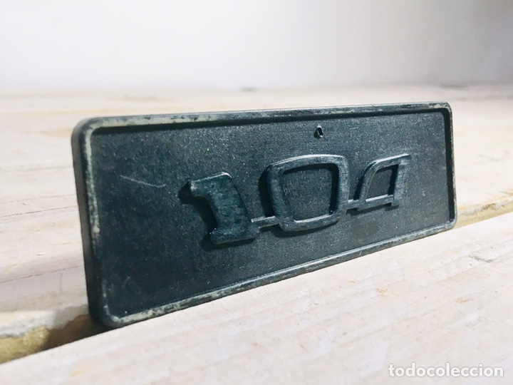 Coches y Motocicletas: INSIGNIA PEUGEOT 104 LOGO DE PL&Aacute;STICO BADGE PLACA COCHE CL&Aacute;SICO ANAGRAMA