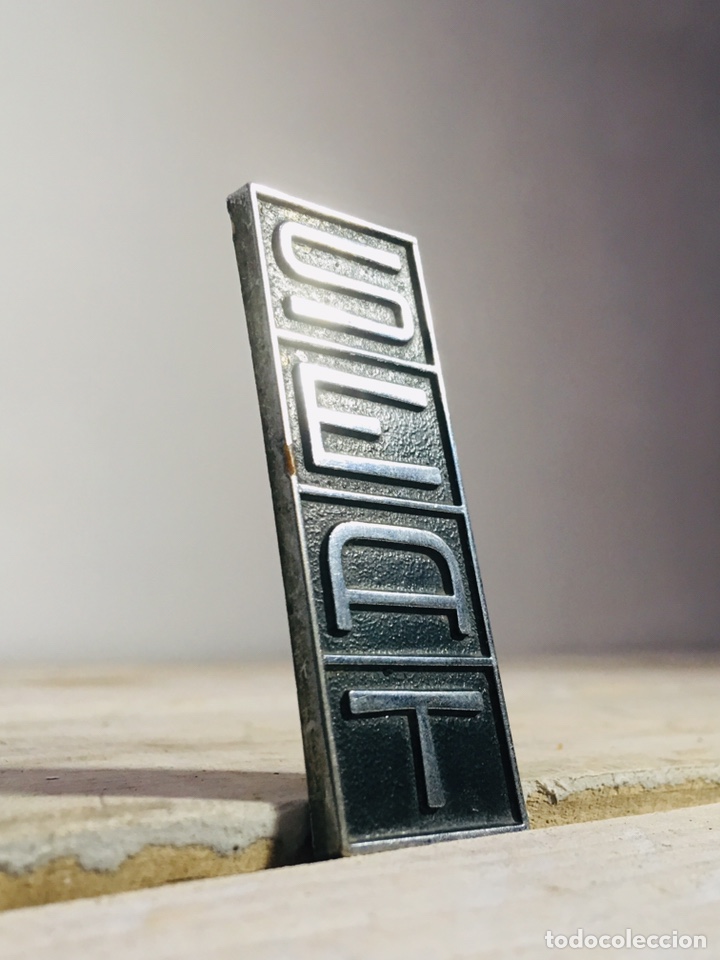 Voitures et Motocyclettes: LOGO SEAT A&Ntilde;OS 60-70 PLASTICO DURO INSIGNIA EMBLEMA COCHE CLASICO ANAGRAMA BADGE