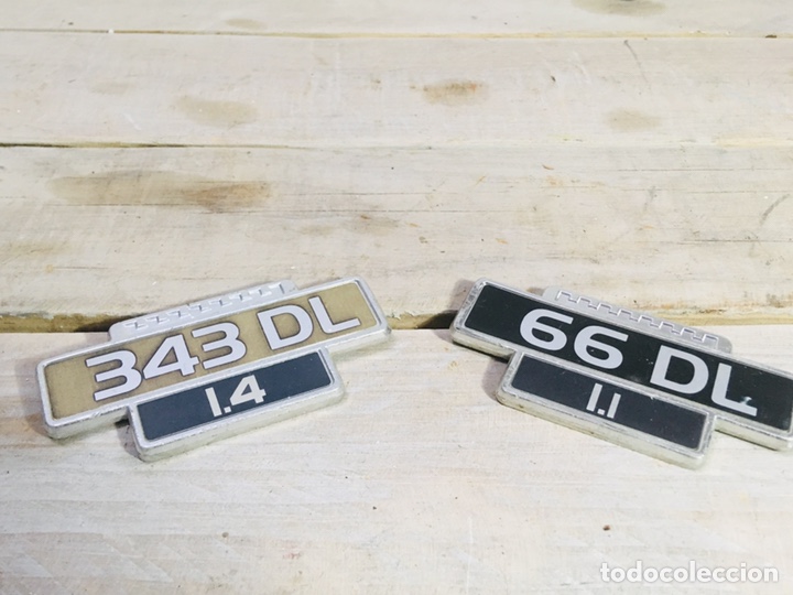 Voitures et Motocyclettes: LOGO VOLVO LOTE DE 2 A&Ntilde;OS 60-70 PLASTICO DURO INSIGNIA EMBLEMA COCHE CLASICO ANAGRAMA BADGE