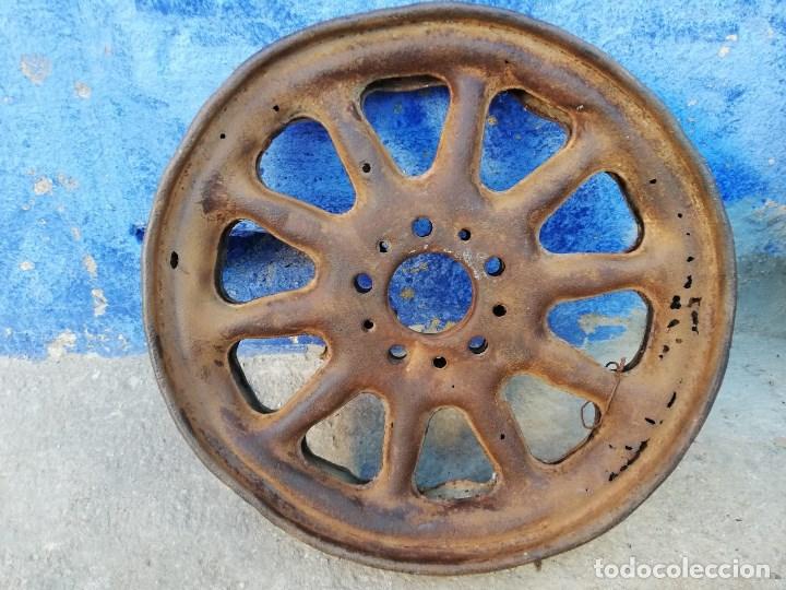 Voitures et Motocyclettes: LLANTA ANTIGUA DE RUEDA PARECE ALGO MACHACADA DE 47 CMS. X 9 CMS.