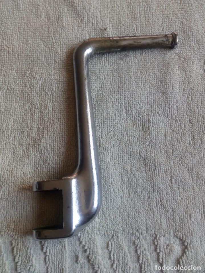 Automobili e Motociclette: Pedal de arranque.