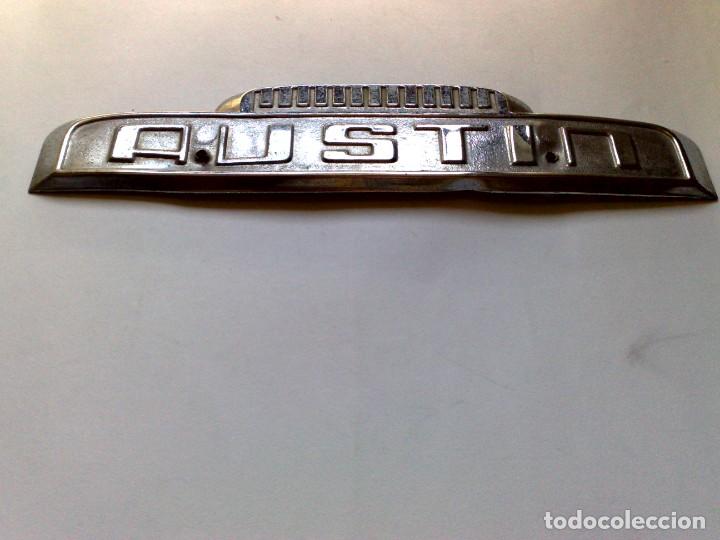 Autos und Motorr&auml;der: ANTIGUA CHAPA ANAGRAMA DE COCHE AUSTIN DE METAL CROMADO.
