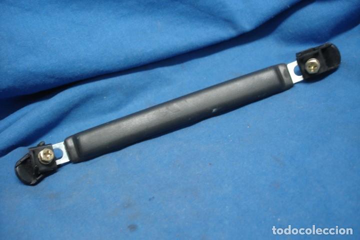 Autos und Motorr&auml;der: ASA/ AGARRE DE MANO DEL HYUNDAI COUPE DEL A&Ntilde;O 2000