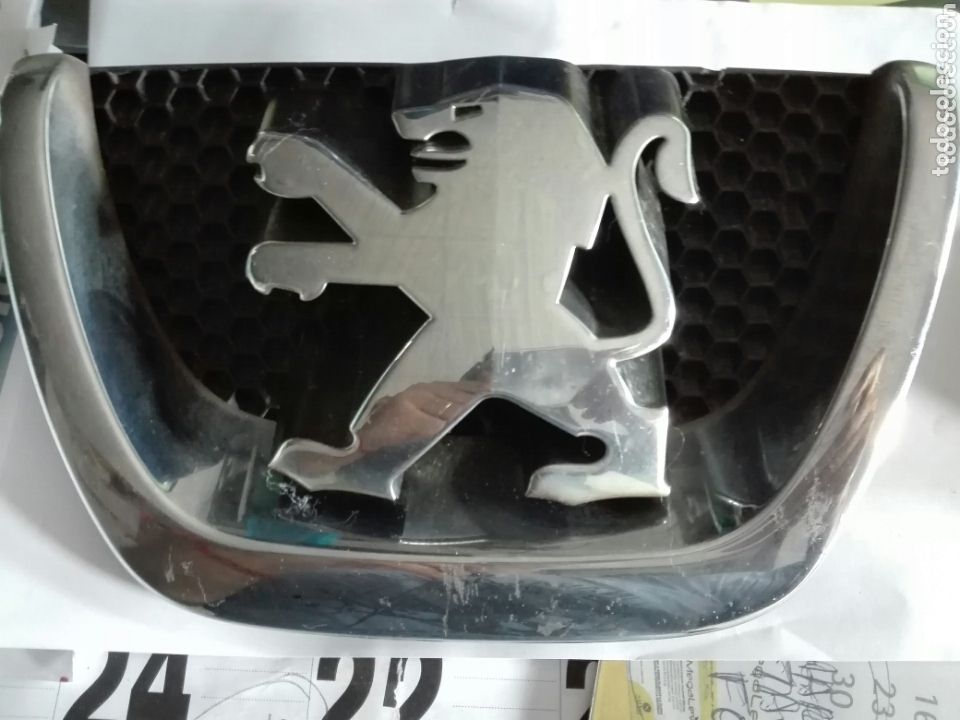 Coches y Motocicletas: ANAGRAMA PEUGEOT LOGO EMBLEMA COCHE AUTOMOVIL PLASTICO. CON PARRILLA