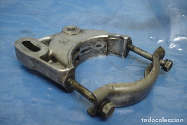 Coches y Motocicletas: - ANTIGUO REPUESTO MOTOCICLETA - BRIDA, AMARRE?? POSIBLEMENTE DE VESPA