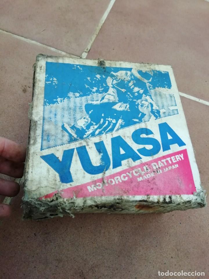 Automobili e Motociclette: Antigua caja de bater&iacute;a yuasa vac&iacute;a.