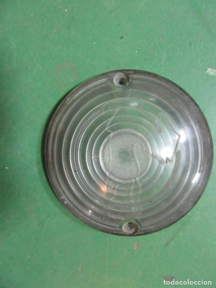 Autos und Motorr&auml;der: Pl&aacute;stico blanco de piloto trasero de Pegaso.