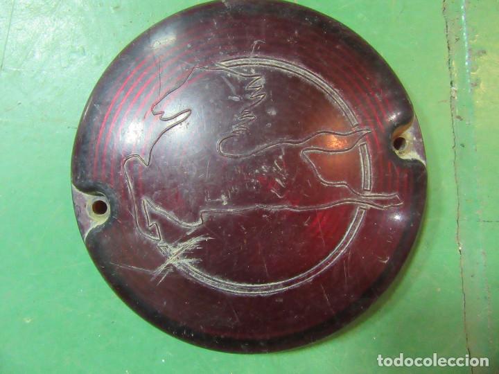 Autos und Motorr&auml;der: Pl&aacute;stico rojo de piloto trasero de Pegaso.