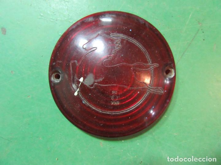 Autos und Motorr&auml;der: Pl&aacute;stico rojo de piloto trasero de Pegaso.