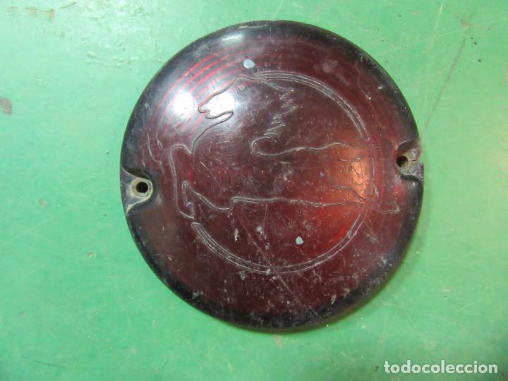 Autos und Motorr&auml;der: Pl&aacute;stico rojo de piloto trasero de Pegaso.