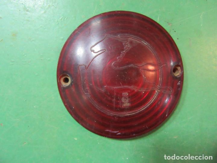 Autos und Motorr&auml;der: Pl&aacute;stico rojo de piloto trasero de Pegaso.