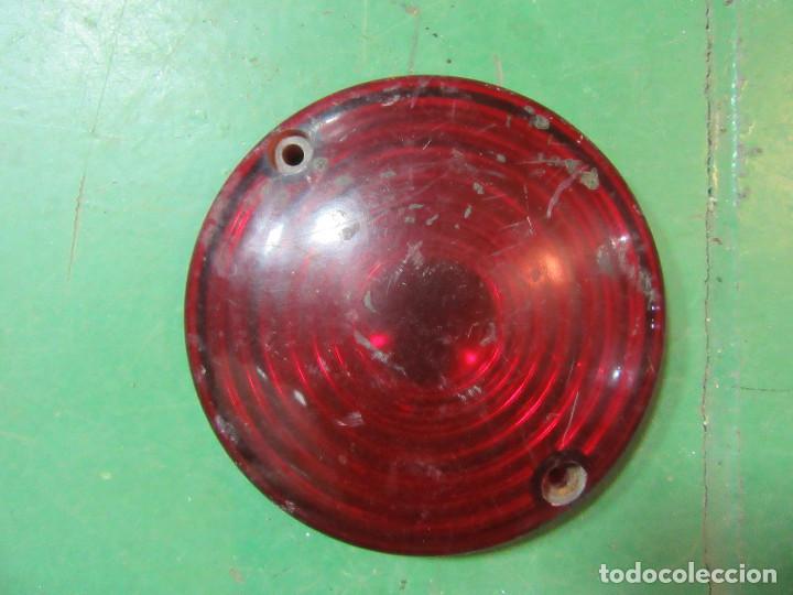 Autos und Motorr&auml;der: Pl&aacute;stico rojo de piloto trasero de Pegaso.