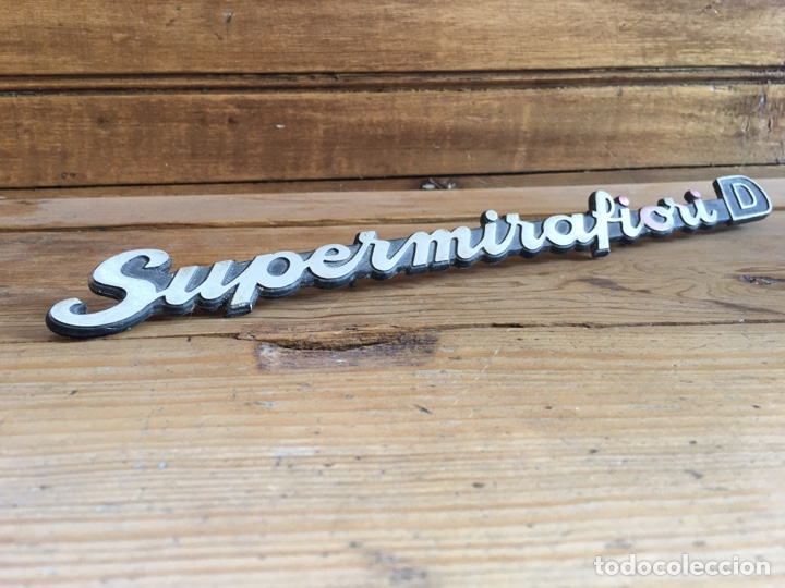 Autos und Motorr&auml;der: Logo insignia emblema Seat 131 Supermirafiori D - Chapa, hierro
