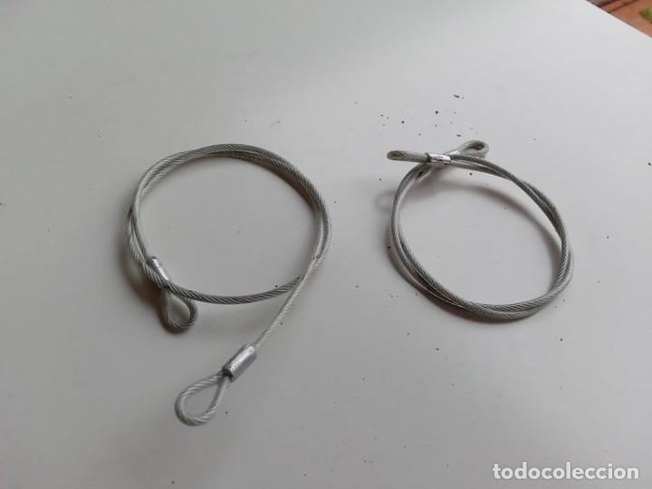 Automobili e Motociclette: 2 Cables de acero para sujetar los cascos en el sill&iacute;n de la moto. 58 cm de largo cada uno, nuevos