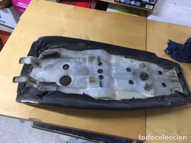 Automobili e Motociclette: Asiento Honda NSR 74-80 negro para tapizar, cogidas en perfecto estado