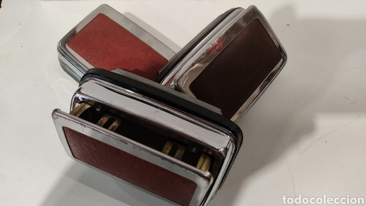 Autos und Motorr&auml;der: LOTE 3 CENICEROS COCHE METAL Y POLIPIEL