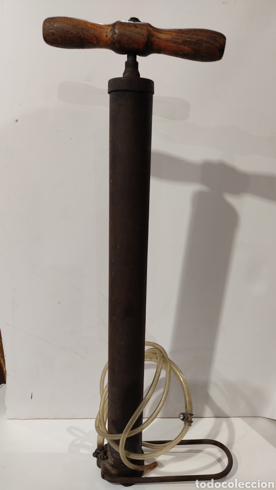 Autos und Motorr&auml;der: ANTIGUA BOMBA DE AIRE PARA MOTOS. EN METAL Y MADERA CON BASE PARA SUJETARLA. 52 cms