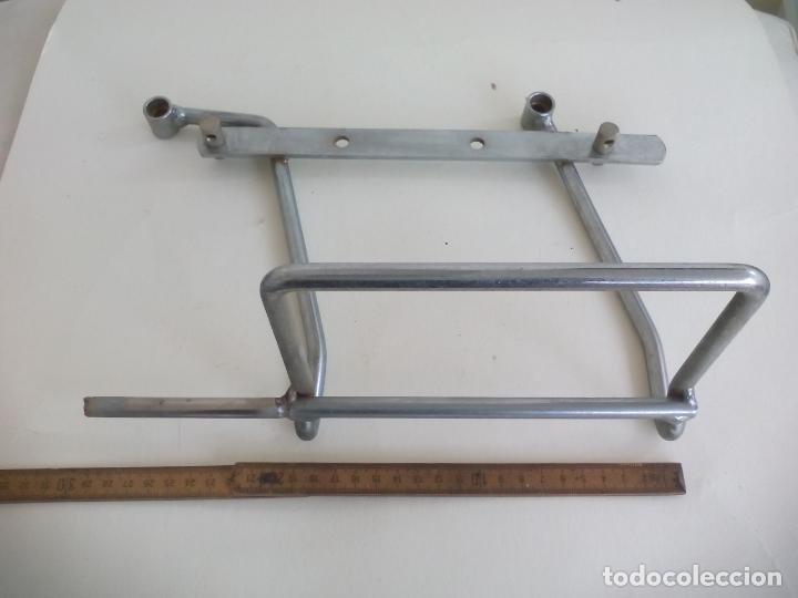 Coches y Motocicletas: PIEZA DE MOTO CREO QUE SOPORTE O PORTA MALETAS O ALFORJAS. PORTAMALETAS DE MOTOCICLETA O MOTO