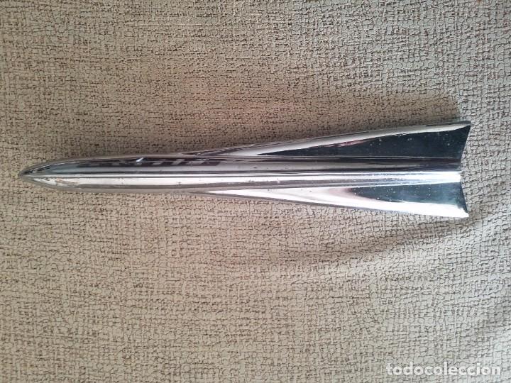 Autos und Motorr&auml;der: MAGNIFICO ADORNO DE CAPO DE COCHE 43 X 10 CMS.