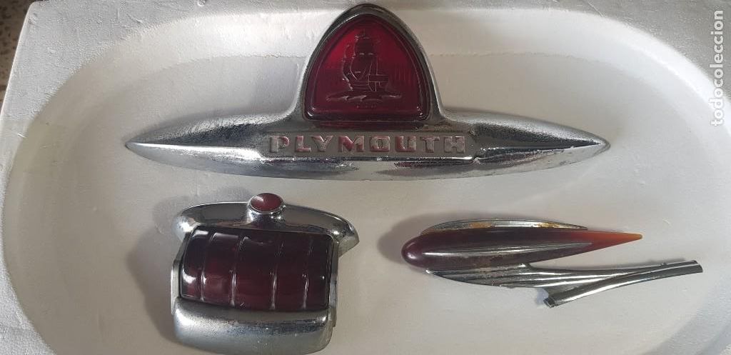 Autos und Motorr&auml;der: LOTE DE 3 RAROS ADORNOS DE CAP&Oacute; DE COCHE DE &Eacute;POCA - PLYMOUTH -