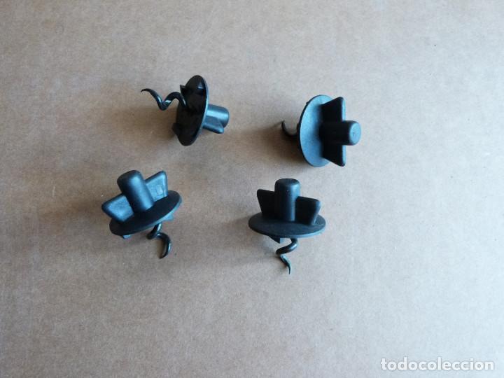 Automobili e Motociclette: Lote 4 clips puntas para sujetar la alfombrilla del coche - Fijacion para alfombras de moqueta