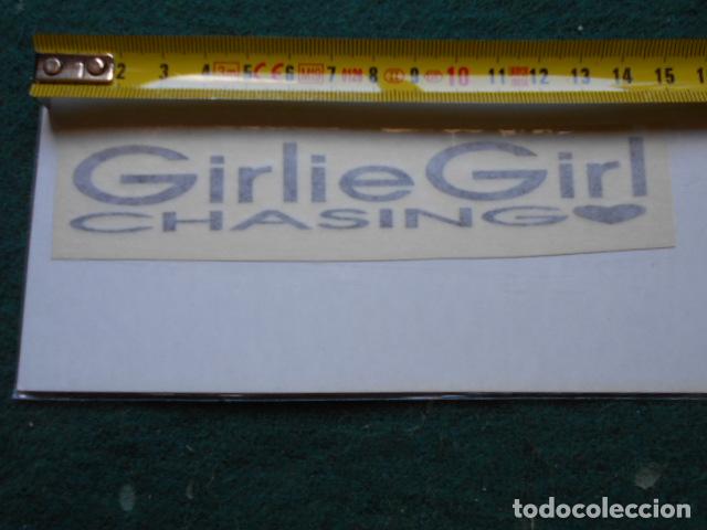 Autos und Motorr&auml;der: PEGATINA PARA MOTO O COCHE GIRLIE GIRL CHASING