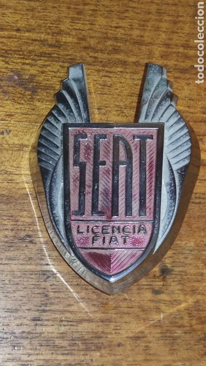 Autos und Motorr&auml;der: PLACA ANTIGUA SEAT LICENCIA FIAT - METALICA CROMADA